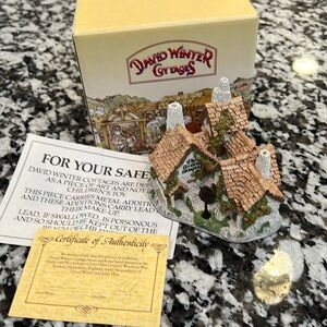 David Winter Cottages Green Dragon Pub